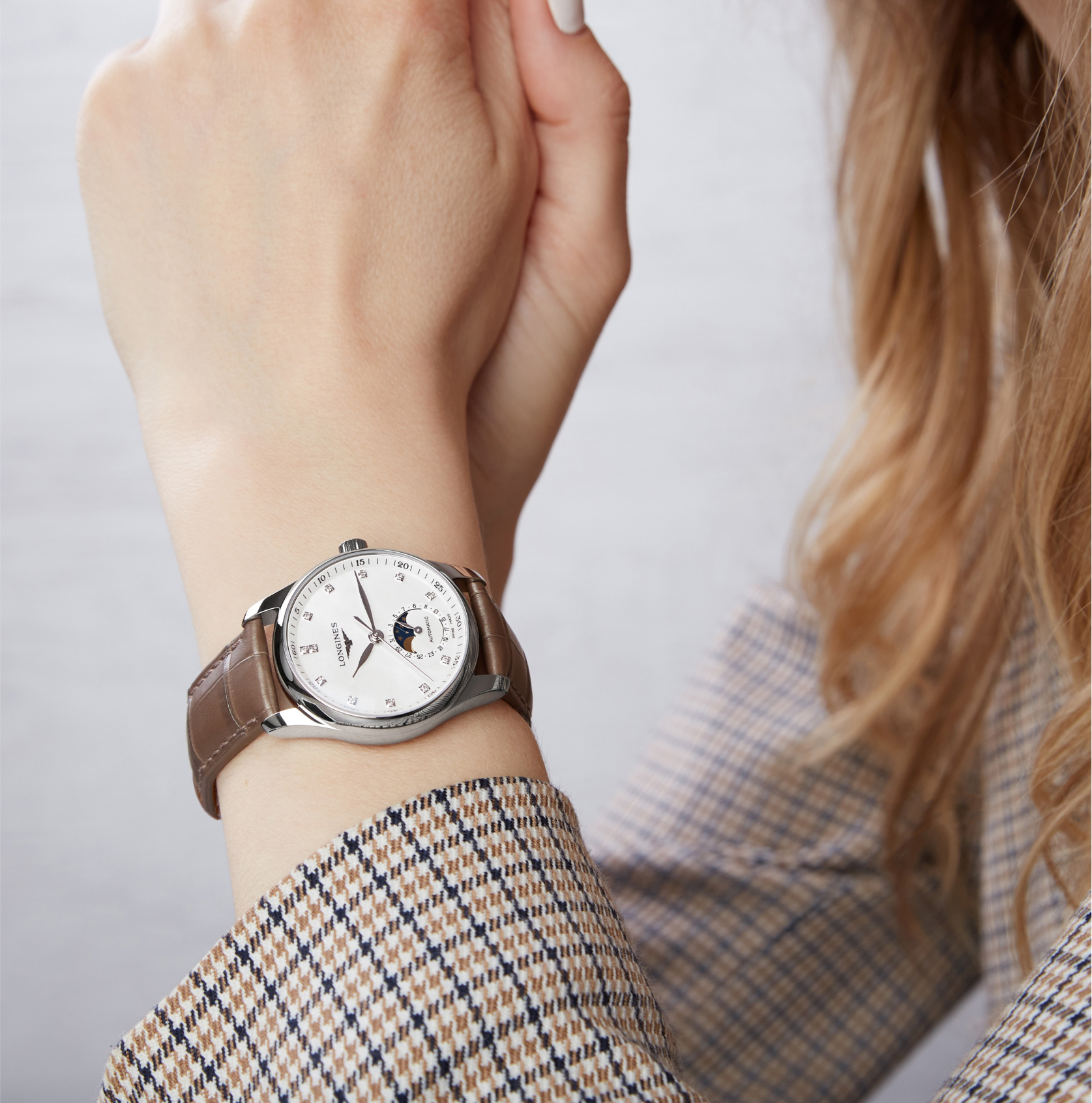 Klasisks pulkstenis uz sievietes rokas. Zīmolu maiņas fotoattēlu komplekts