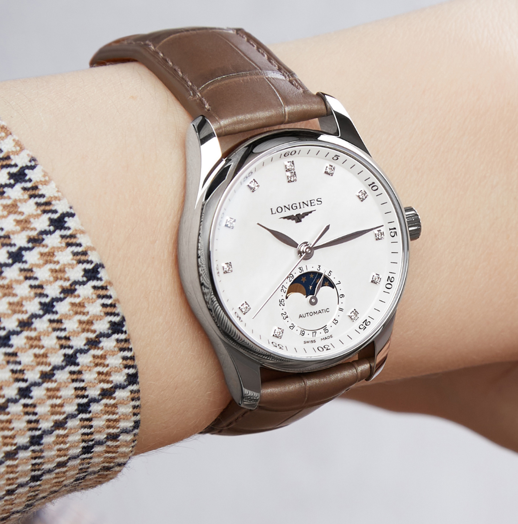 Klasisks pulkstenis uz sievietes rokas. Uzņēmuma Watch approach pulksteņu fotosesija.